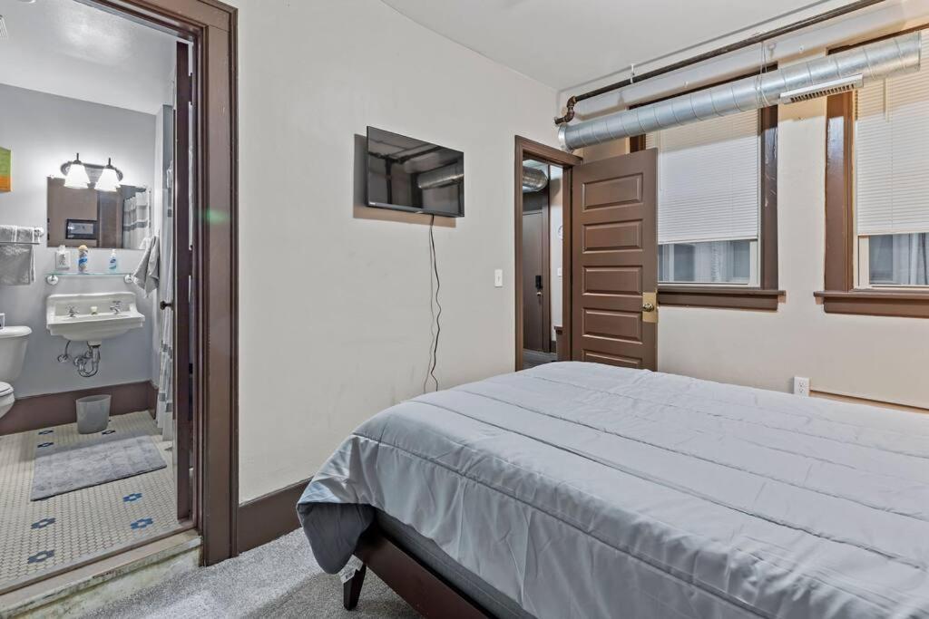 Perfect Blend Of Convenience & Comfort Ny Apartment Syracuse